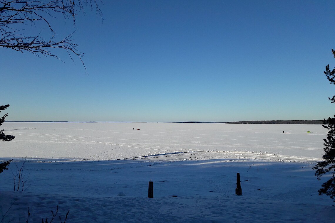 Blick auf zugefrorenen See im Sonnenschein