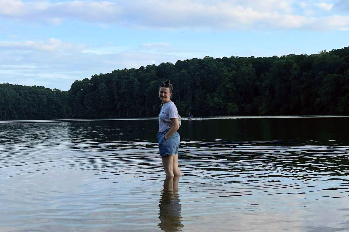 Fulbright-Stipendiatin Rachel Calé in North Carolina
Die Studentin Rachel Calé steht im Lake Johnson in North Carolina