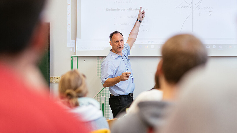 Studierende des Departments Maschinenbau und Produktion während einer Vorlesung bei Prof. Dr. Teschke