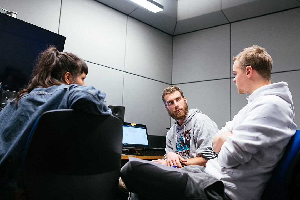 Studierende des Departments Medientechnik im Tonlabor