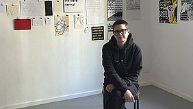 Barrierefreiheit wird im Design oft nur als technisches „Add-on” für Websites verstanden. Jana Konrad war das zu wenig. In ihrer Abschlussarbeit „Experiments in_visibility“ erforscht sie, wie man den Entdeckungsprozess von Grafikdesign fühlbar machen kann. 