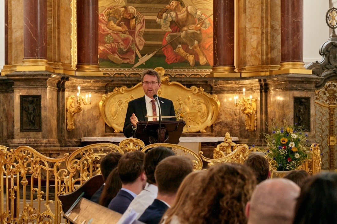 Prof. Micha Teuscher, Präsident der HAW Hamburg, bei der Zeugnisvergabe in der St. Michaelis Kirche.
