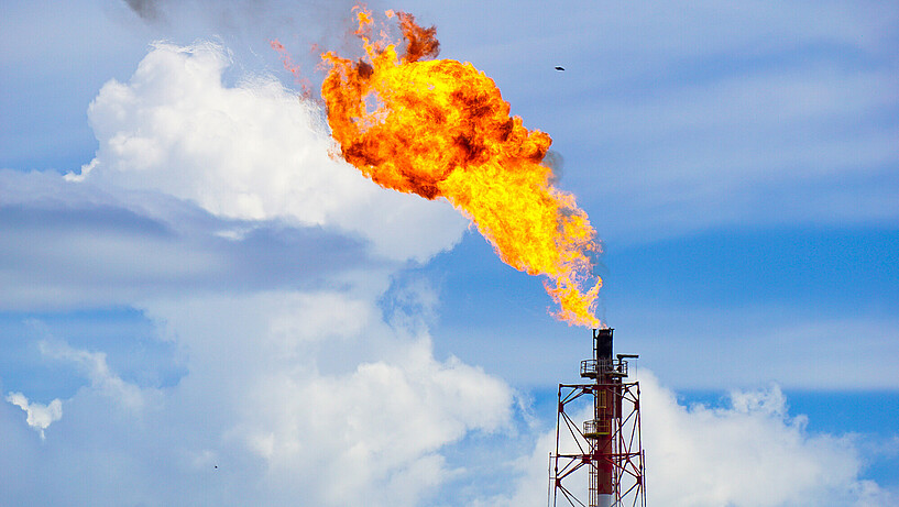 Ein Gasfleck in einer Ölraffinerie in den Kimanis, Sabah, Malaysia