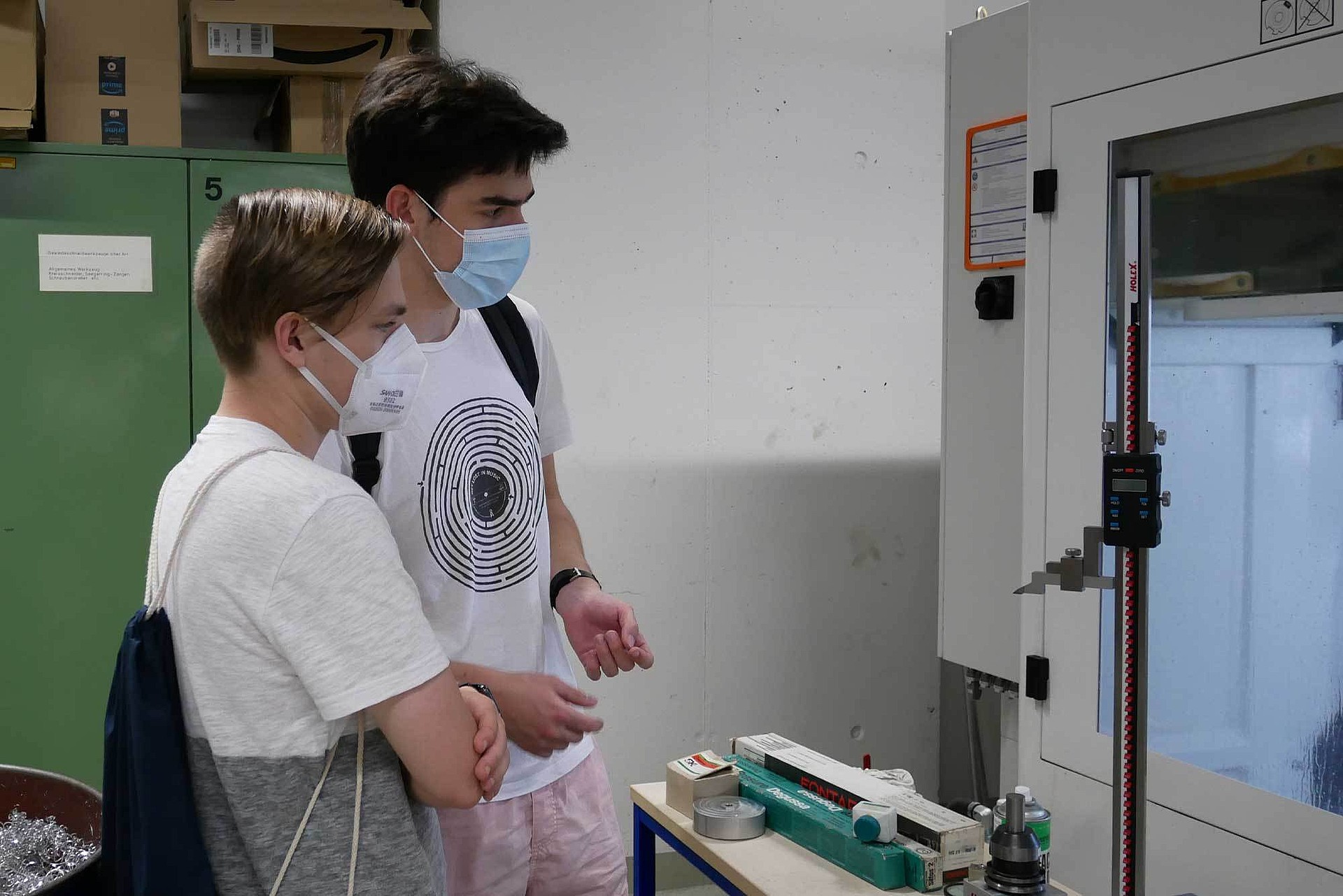 
                                                Julian Jochens und Moritz Ahrens beobachten das CNC-Bearbeitungszentrum.
                                            