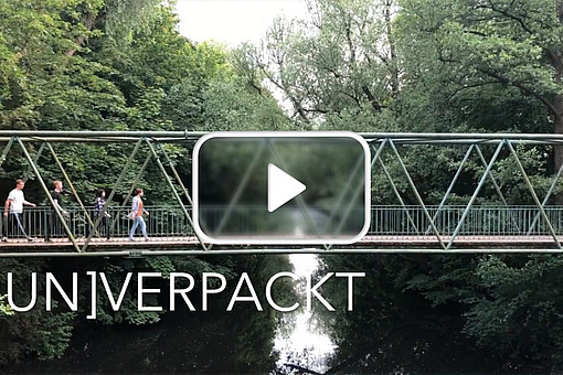 
                Thumbnail zum Video [UN]VERPACKT. Für Weiterleitung zu Vimeo klicken.
            