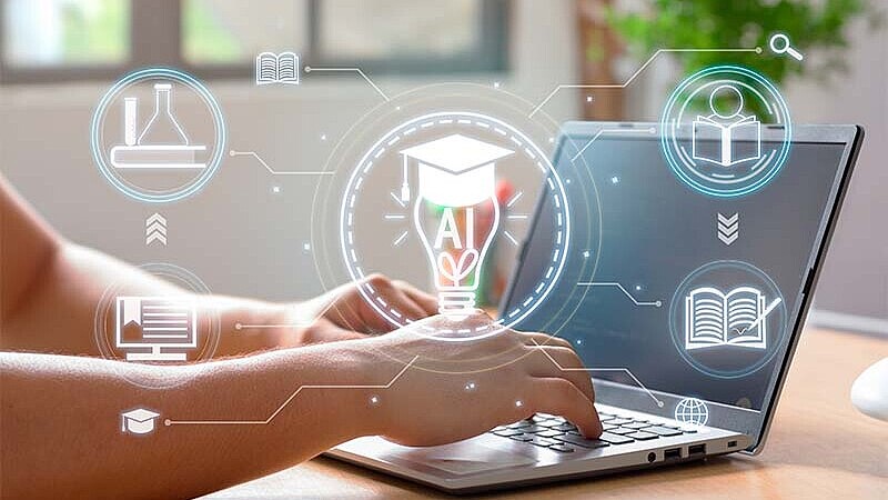Laptop mit Icons zum Thema KI