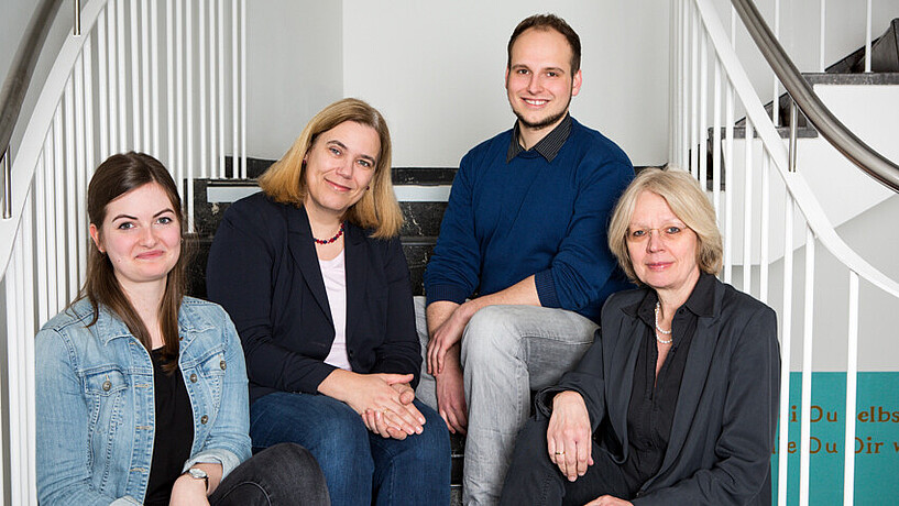 Das Anita- Team. Vier Personen, v.l.n.r.: Kristina Woock, Nele Mindermann, Marc Rosenberger, Prof. Dr. Susanne Busch auf der Treppe sitzend. 