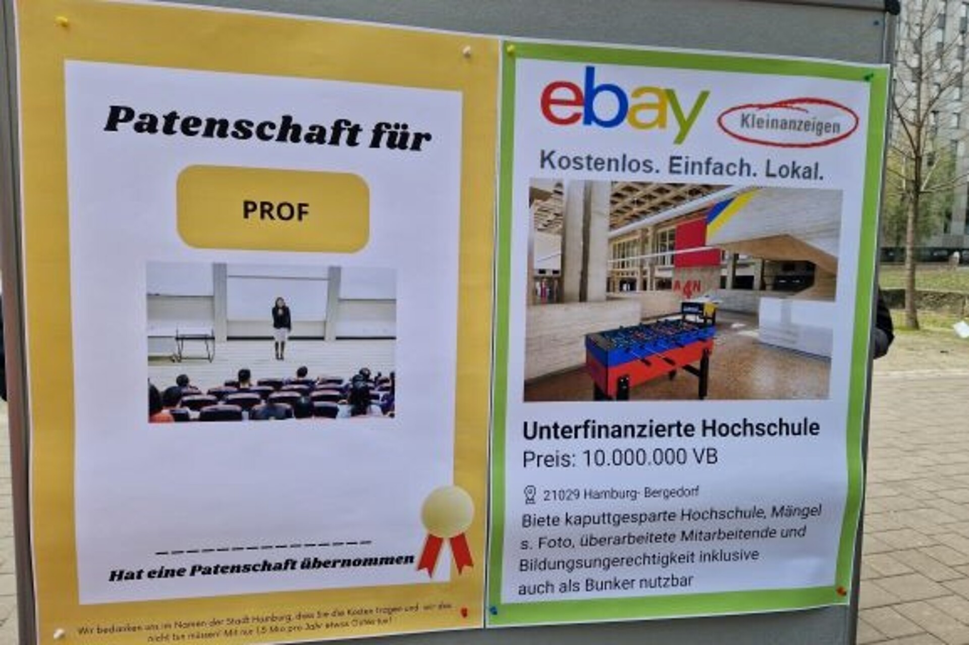 Das Foto zeigt eine Stellwand mit zwei Postern. Auf dem einen Poster wird eine Patenschaft für eine*n Professor*in verkauft. Auf dem anderen ist eine ebay Kleinanzeige abgebildet: Unterfinanzierte Hochschule, Preis: 10.000.000 VB.