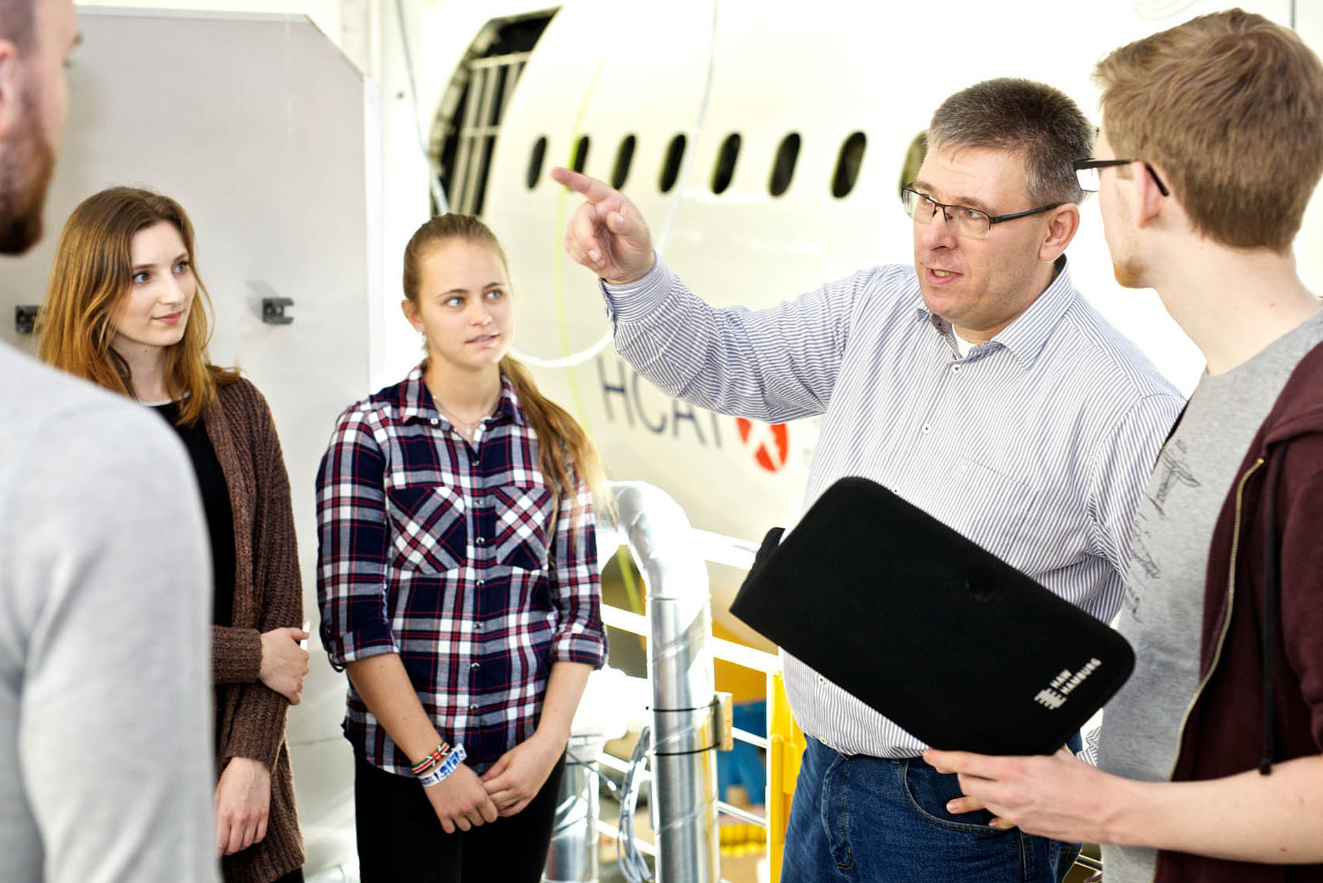 
                                                Flugzeugbaustudierende im  HCAT
                                            