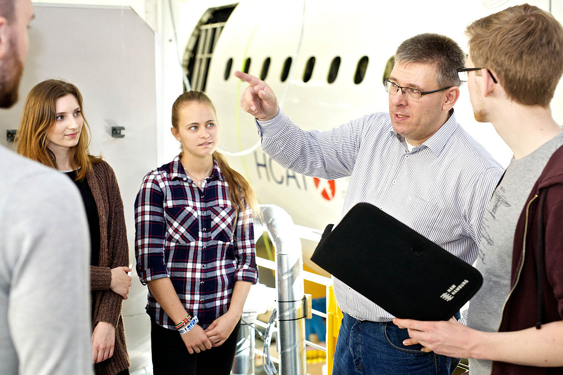 Flugzeugbaustudierende im  HCAT