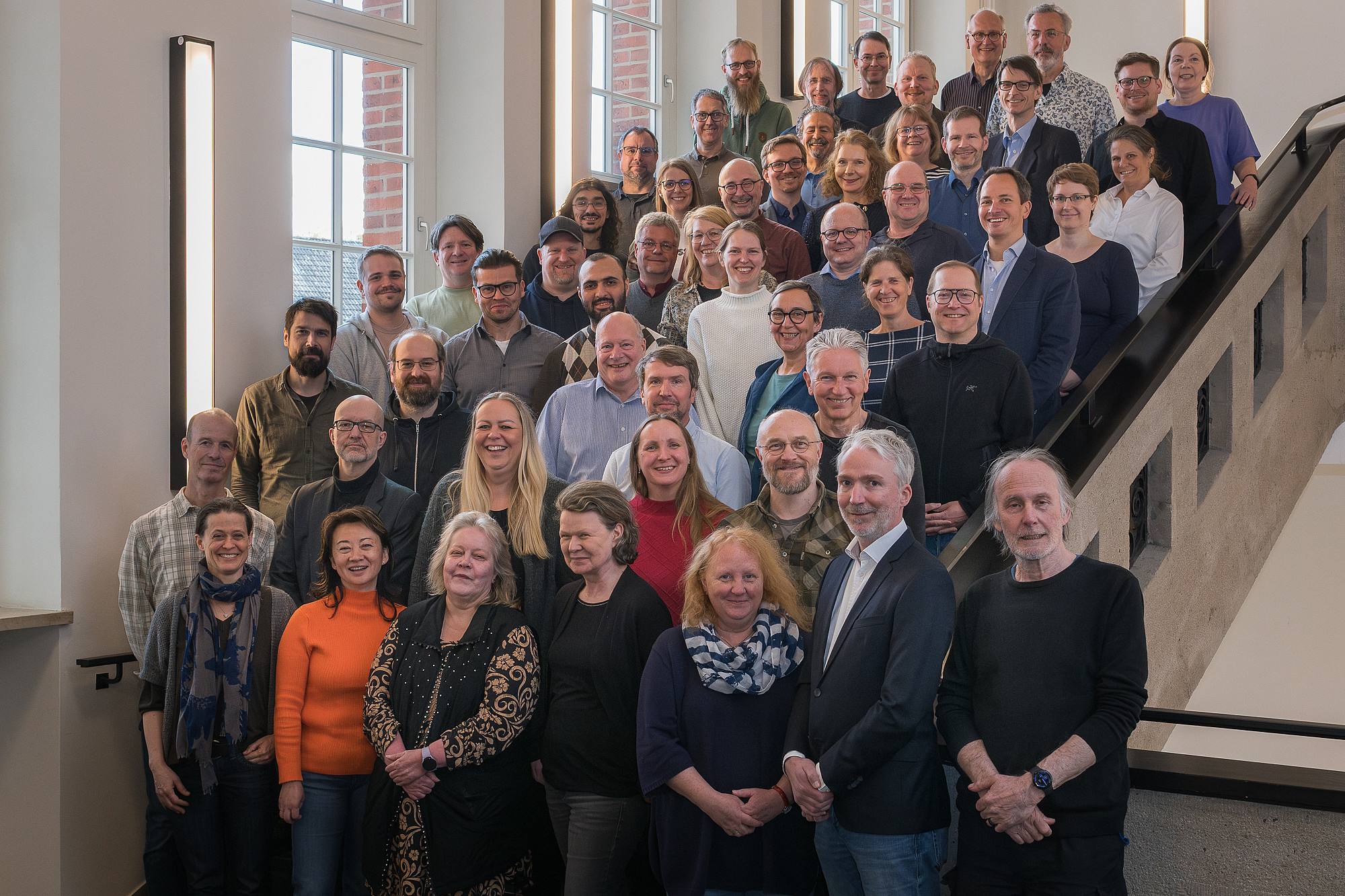 
                Mitglieder der Fakultät Informatik und Digitale Gesellschaft stehen für ein Gruppenfoto auf einer Treppe.
            