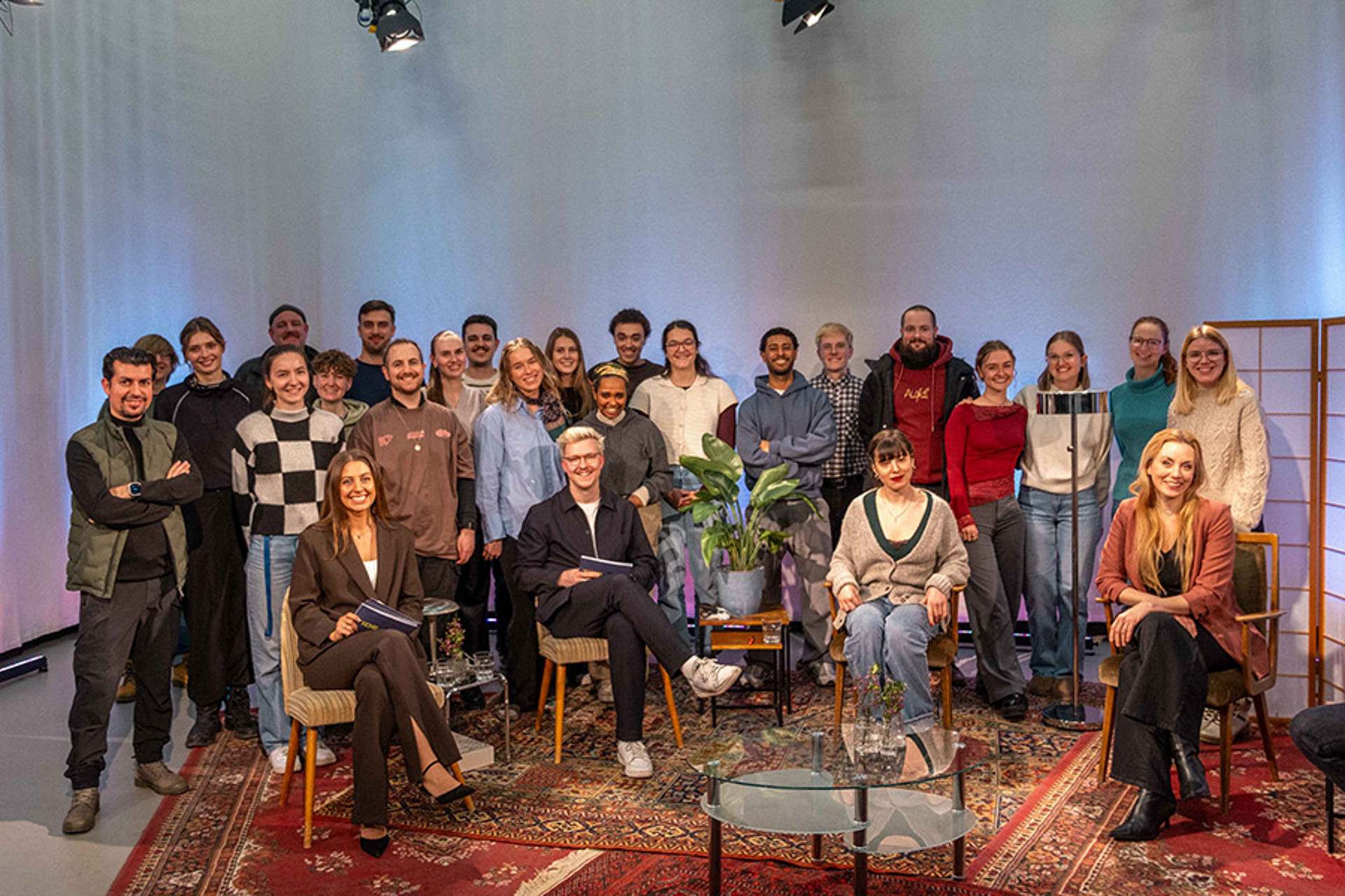 
                                                Gruppenfoto einer Masterclass zusammen mit ihren Gästen
                                            