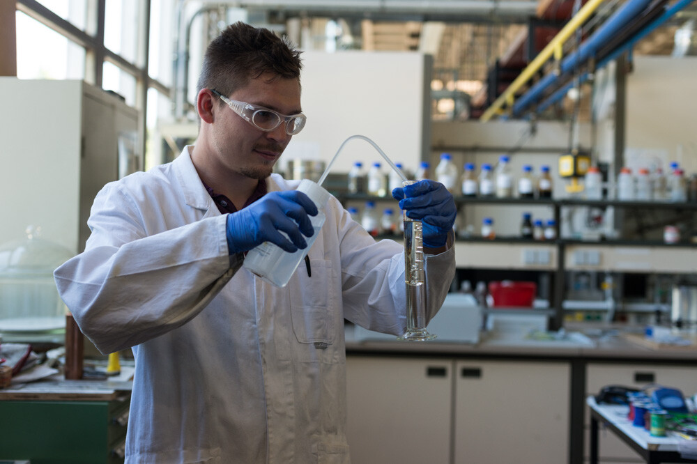 Student im Life-Sciences-Labor