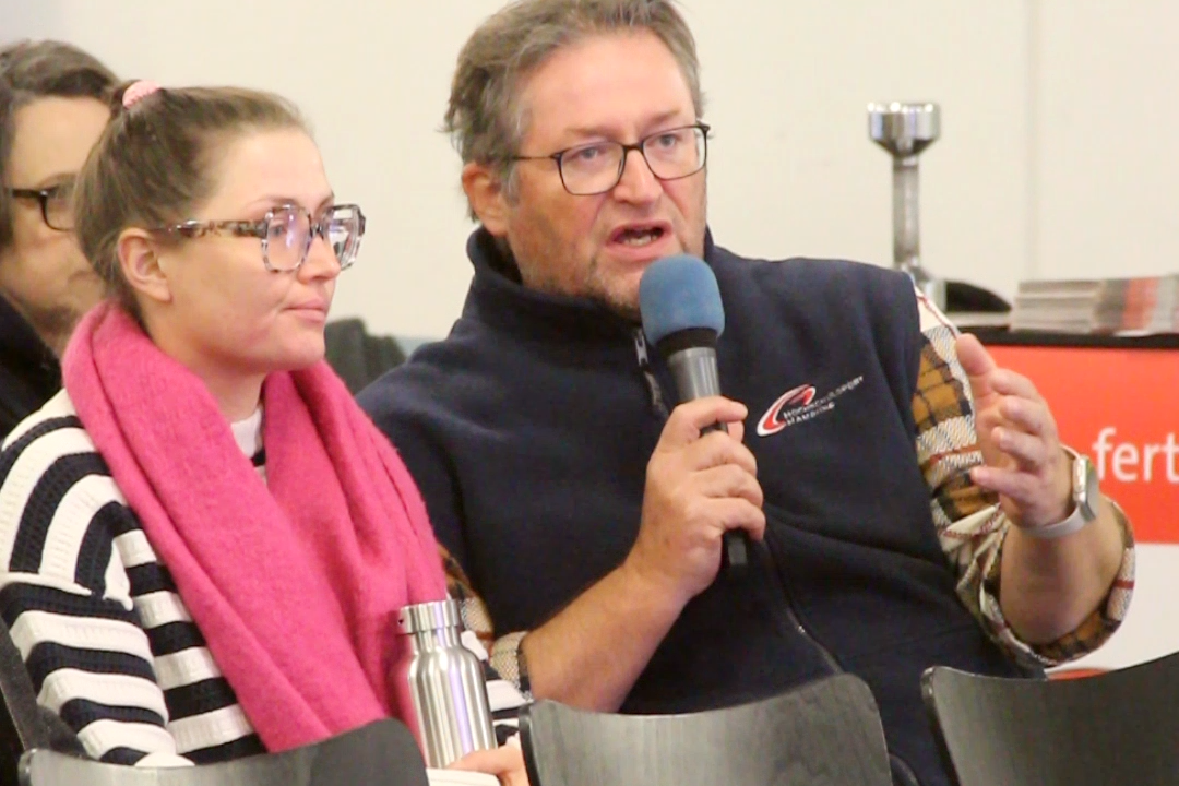 Hier wird im Publikum diskutiert. 