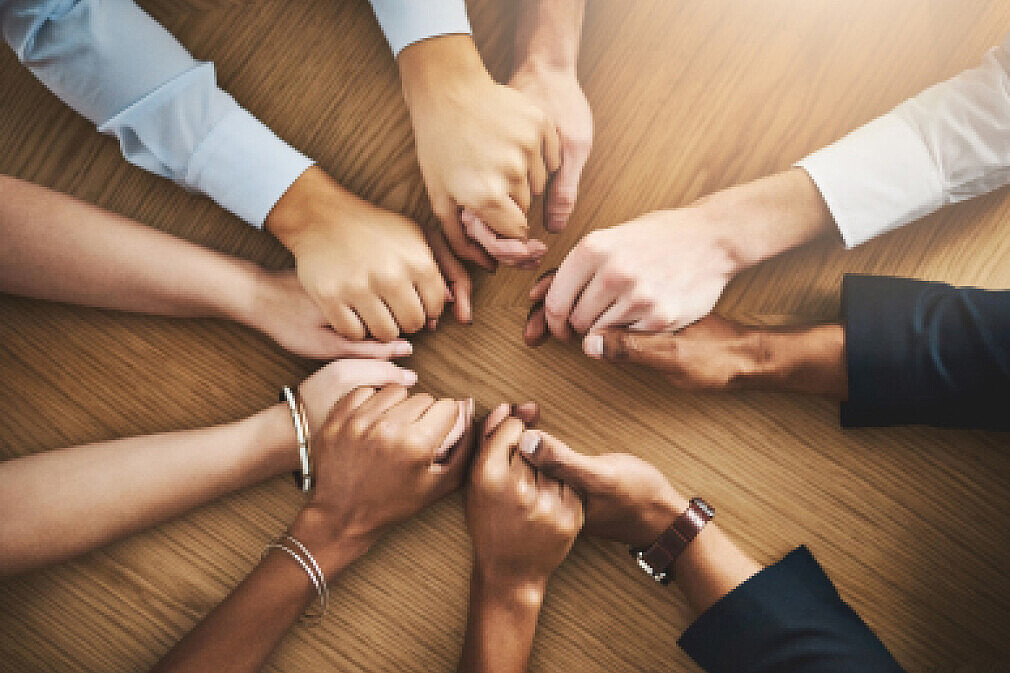 Psychologische Sicherheit in Teams
Acht Hände umfassen sich