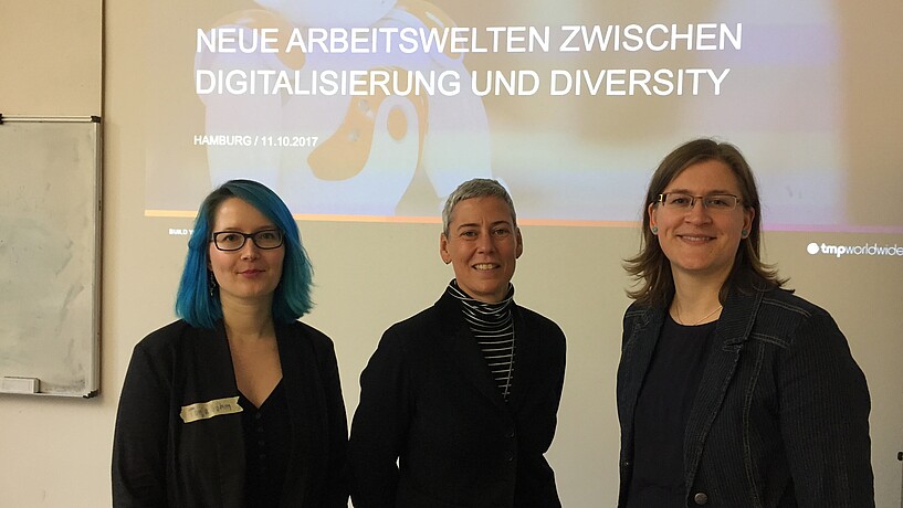 Das Foto zeigt das Projektteam Mentoring mit Referentin und Mentorin Rotraud Diwan. Im Hintergrund ist auf einer Leinwand der Titel der Veranstaltung "Neue Arbeitswelt zwischen Digitalisierung & Diversity" zu sehen.