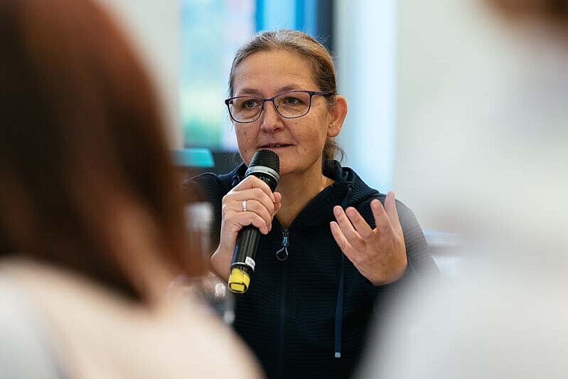 Eine Teilnehmerin spricht