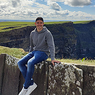 
                                Junger Mann vor Klippen in Irland
                            
