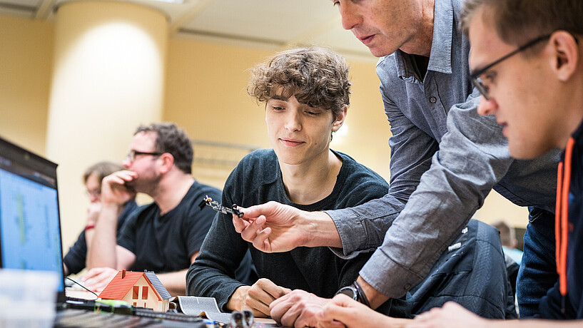 Fakultät Technik und Informatik, Department Informatik, Angewandte Informatik 
Informatik Technischer Systeme, 
Wirtschaftsinformatik, Miniaturautonomie bei Prof. Dr. Stephan Pareigis