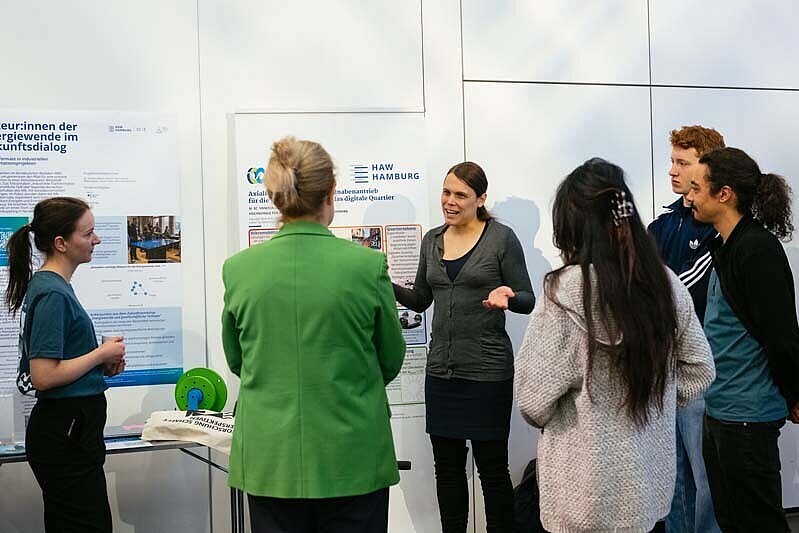 Die Präsidentin steht bei eBobby und lässt es sich erklären