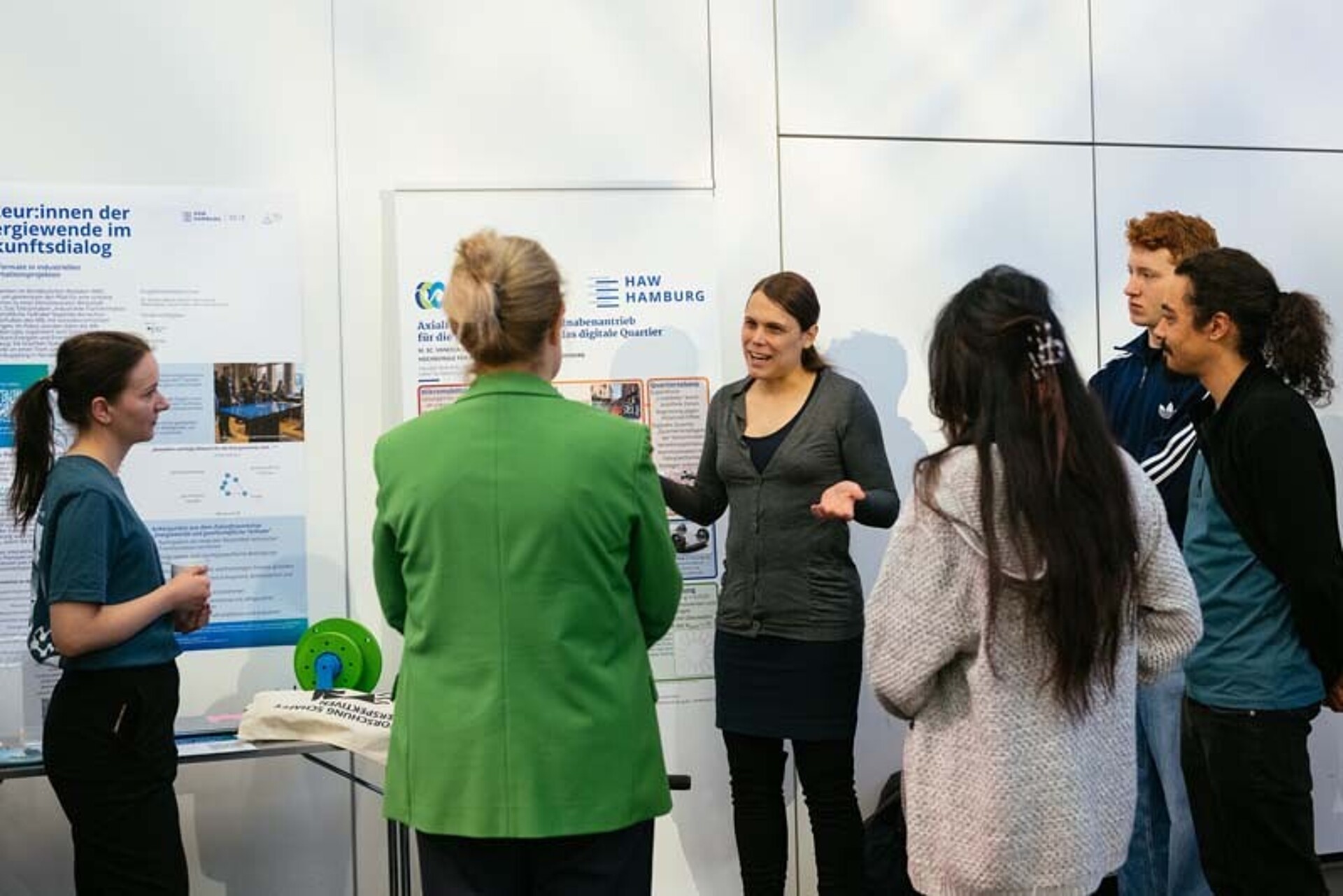 
                                                Die Präsidentin steht bei eBobby und lässt es sich erklären
                                            