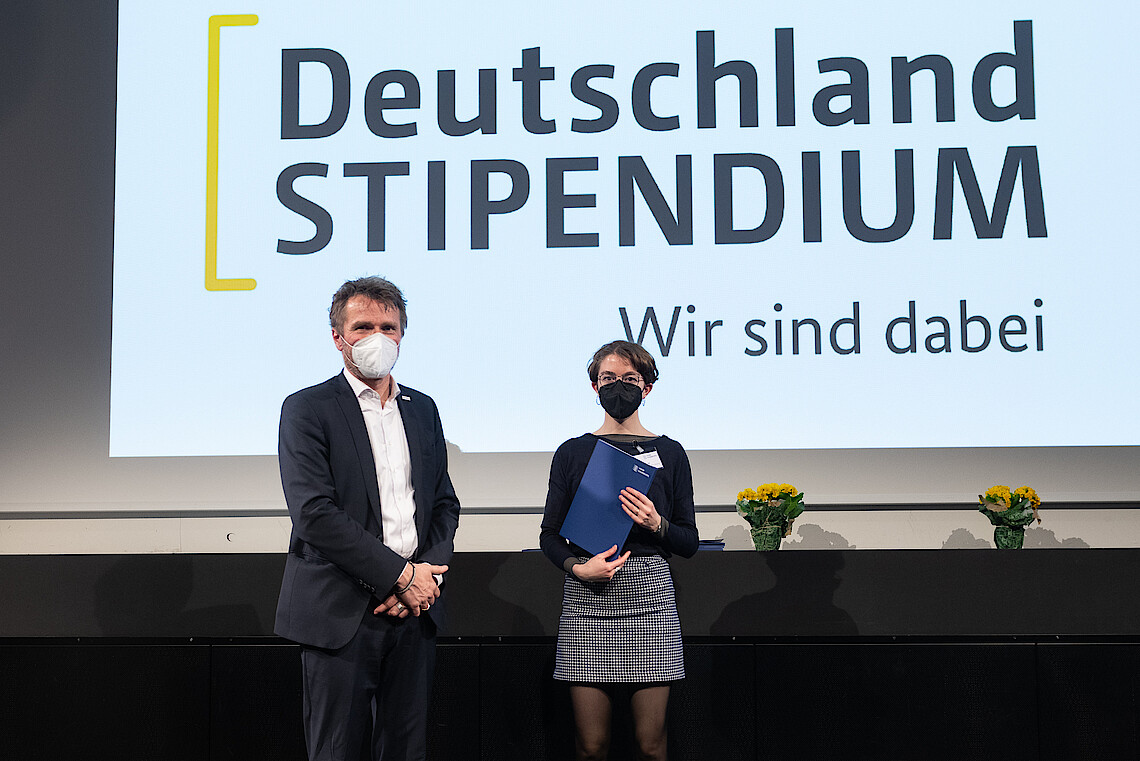 Stipendiat*innen erhalten die Urkunde zum Erhalt des einjährigen Deutschlandstipendiums