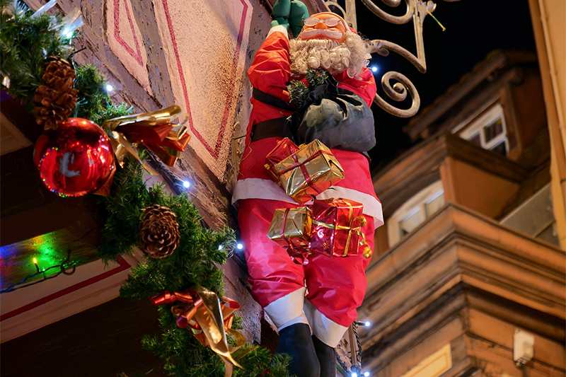 
                Weihnachtsdeko Weihnachtsmann an Hauswand
            