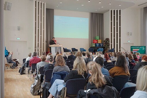 
                Bild mit Plenum bei einer Veranstaltung 
            