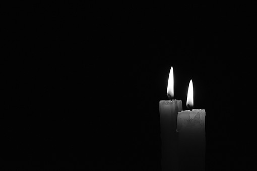 Praxisanleitung bei trauernden Eltern Teil 2
Vor einem schwarzen Hintergrund brennen 2 Kerzen