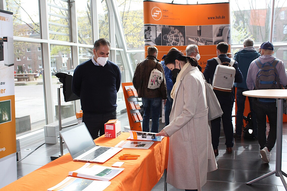 Ausstellung Personen in der Ausstellung der Fachtagung