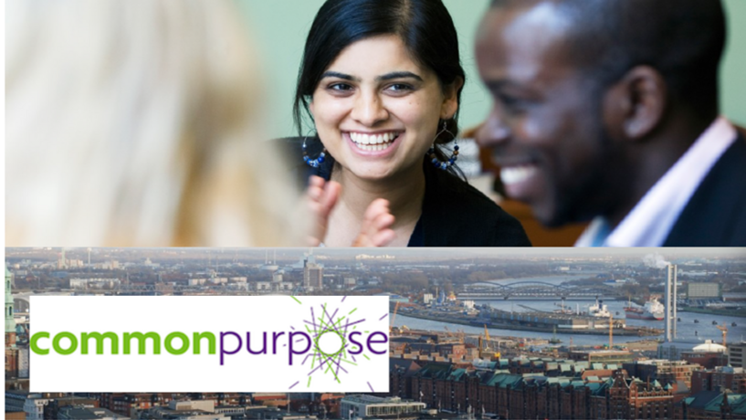 Logo von Common Purpose und zwei Studierende im Gespräch