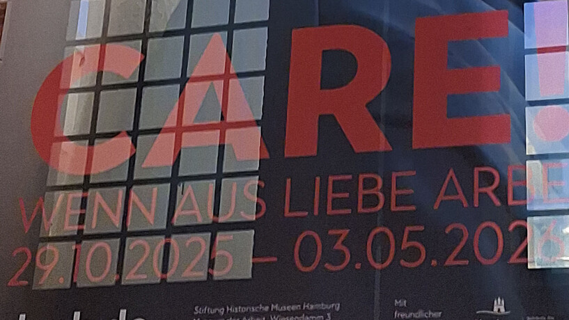 An der Außenwand des Museums der Arbeit befestigtes Plakat zur Ausstellung CARE! – Wenn aus Liebe Arbeit wird