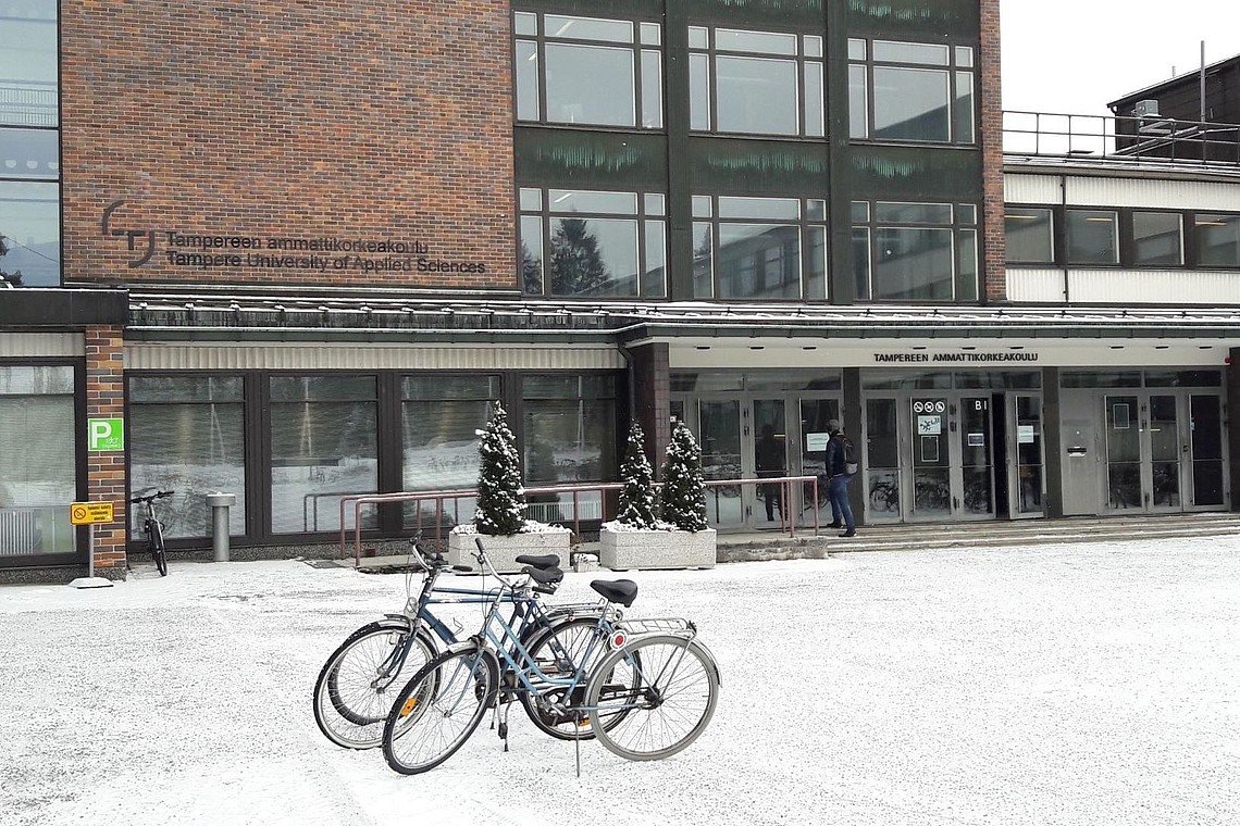 Fahrräder vor Unigebäude