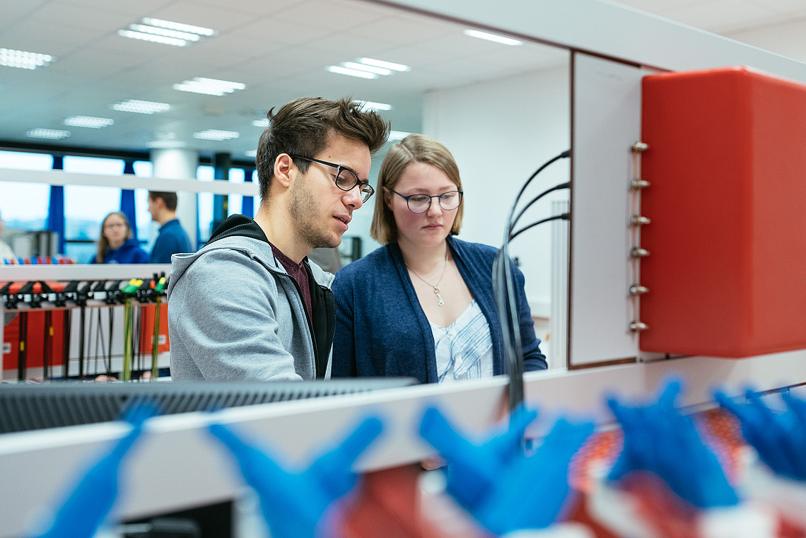 Studierende des Departments Informations- und Elektrotechnik im Labor Energietechnik