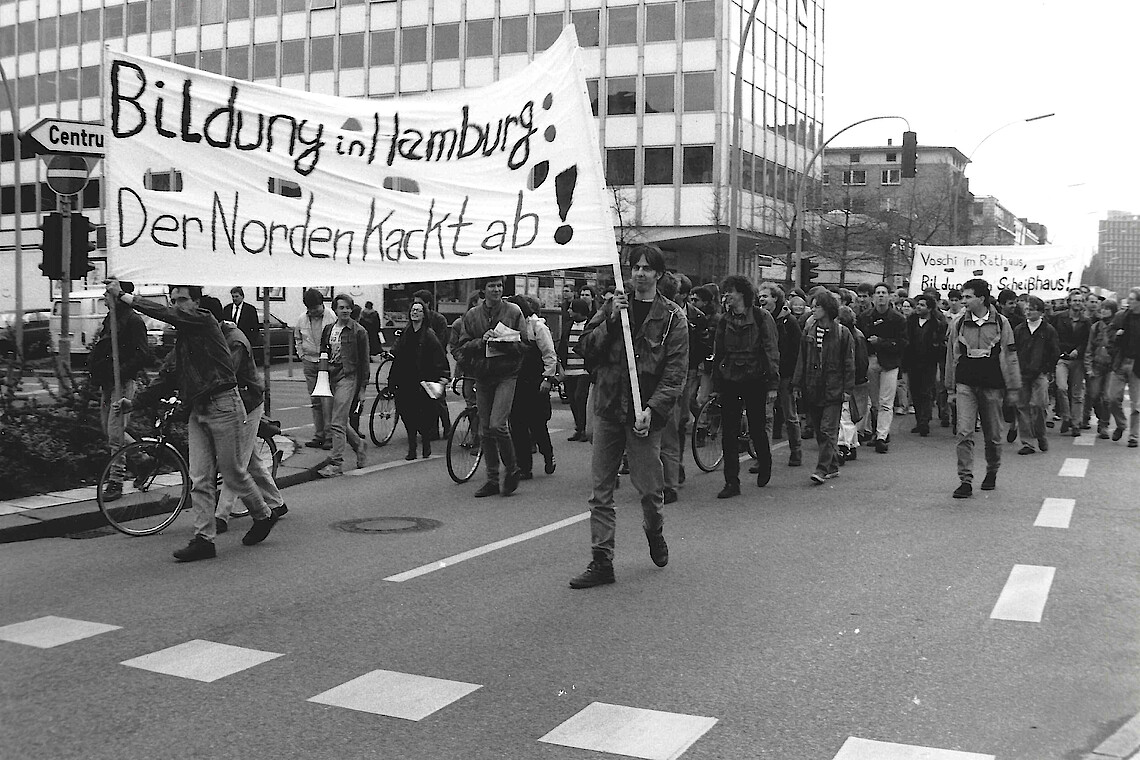 1992 - FH-Vizepräsident Kreth (links) und ehemaliger Vize-Präsident Huber protestieren auf dem Rathausmarkt.