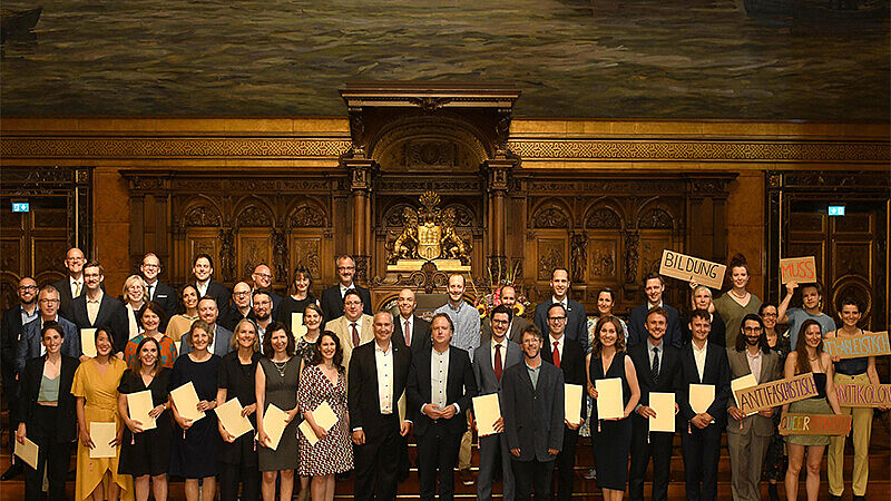 Gruppenfoto von Preisträger*innen des Hamburger Lehrpreis 2022/2023 im Hamburger Rathaus