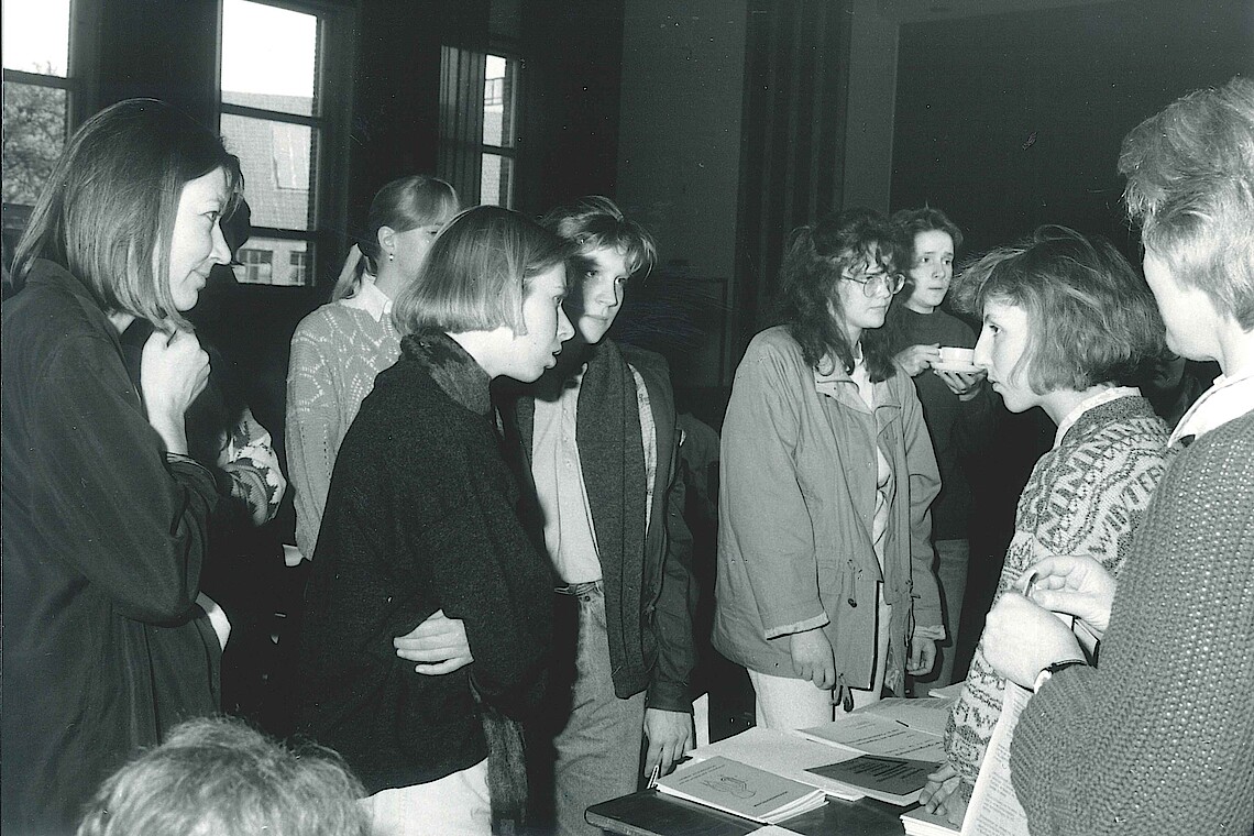 1991 - Schülerinnen informieren sich am Ingenieurinnentag über das Angebot technischer Studienfächer an der FH Hamburg.
