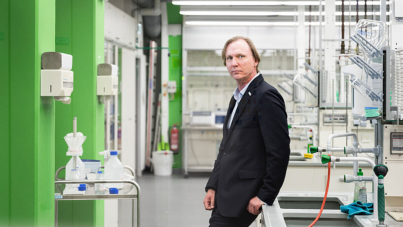 Prof. Ralf Reintjes, Epidemiologe in seinem Labor