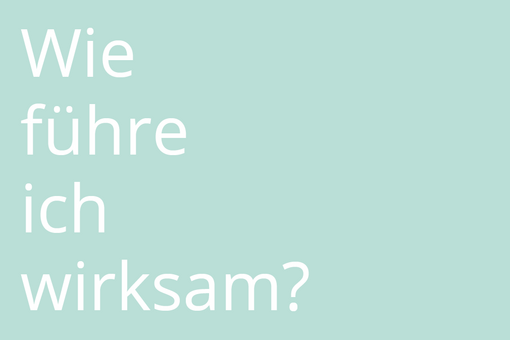 Führung & Organisation entwickeln - Weiterbildung für die Soziale Arbeit
Auf einer blauen Kachel steht der Text "Wie führe ich wirksam?"