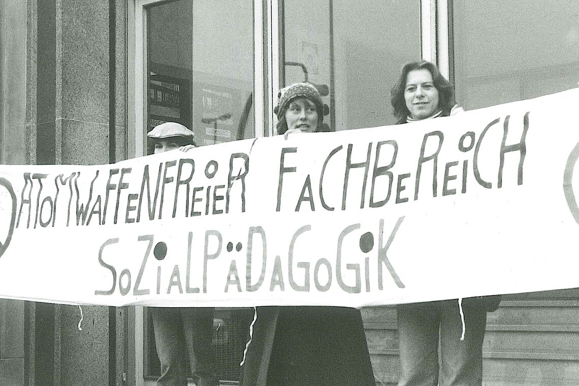 Studierende des Fachbereichs Sozialpädagogik protestieren für eine atomwaffenfreie Fachhochschule.