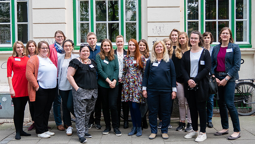 Das Foto zeigt die teilnehmenden Mentees und Mentor*innen des Durchgangs Mai 2019 bis Januar 2020 bei der feierlichen Auftaktveranstaltung vor dem Veranstaltungsort W3- Werkstatt für internationale Kultur und Politik e.V. in Altona.. 