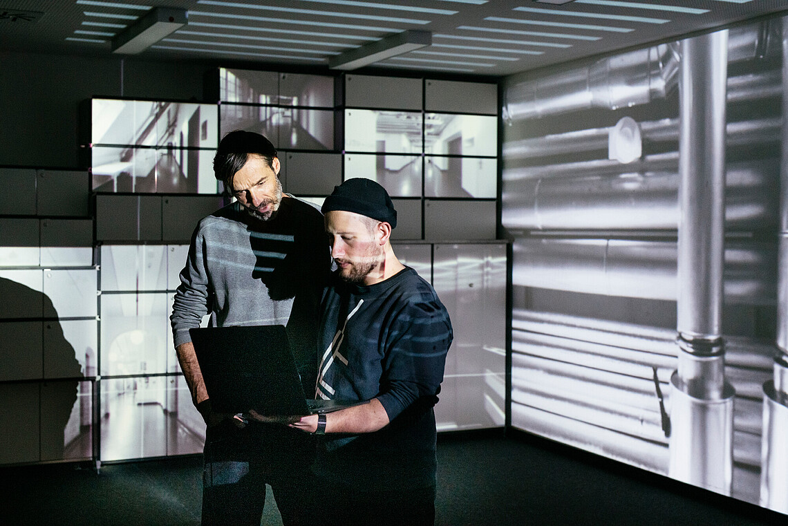 Studierende der Fakult&auml;t Design, Medien und Information im Labor audiovisuelle Medien