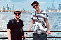 
                Ray Trautwein und Kilian Rupp vor New York Skyline
            