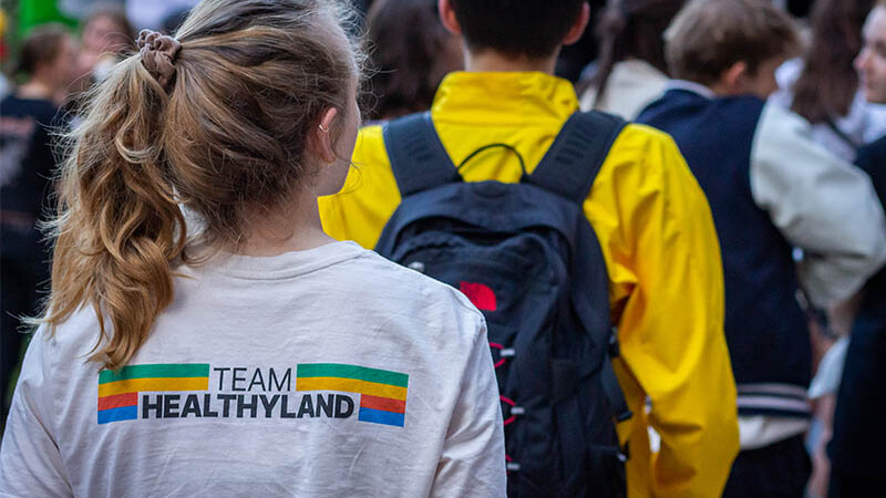 Studierende mit T-Shirt von HEALTHYLAND