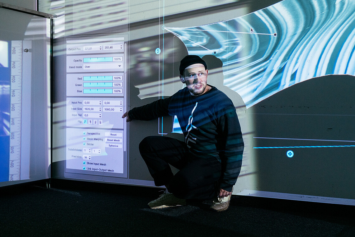 Studierende der Fakult&auml;t Design, Medien und Information im Labor audiovisuelle Medien