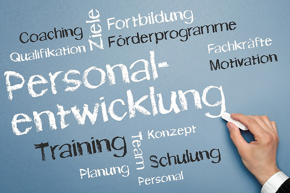 
                An eine Tafel wird mit Kreide das Wort Personalentwicklung geschrieben.
            