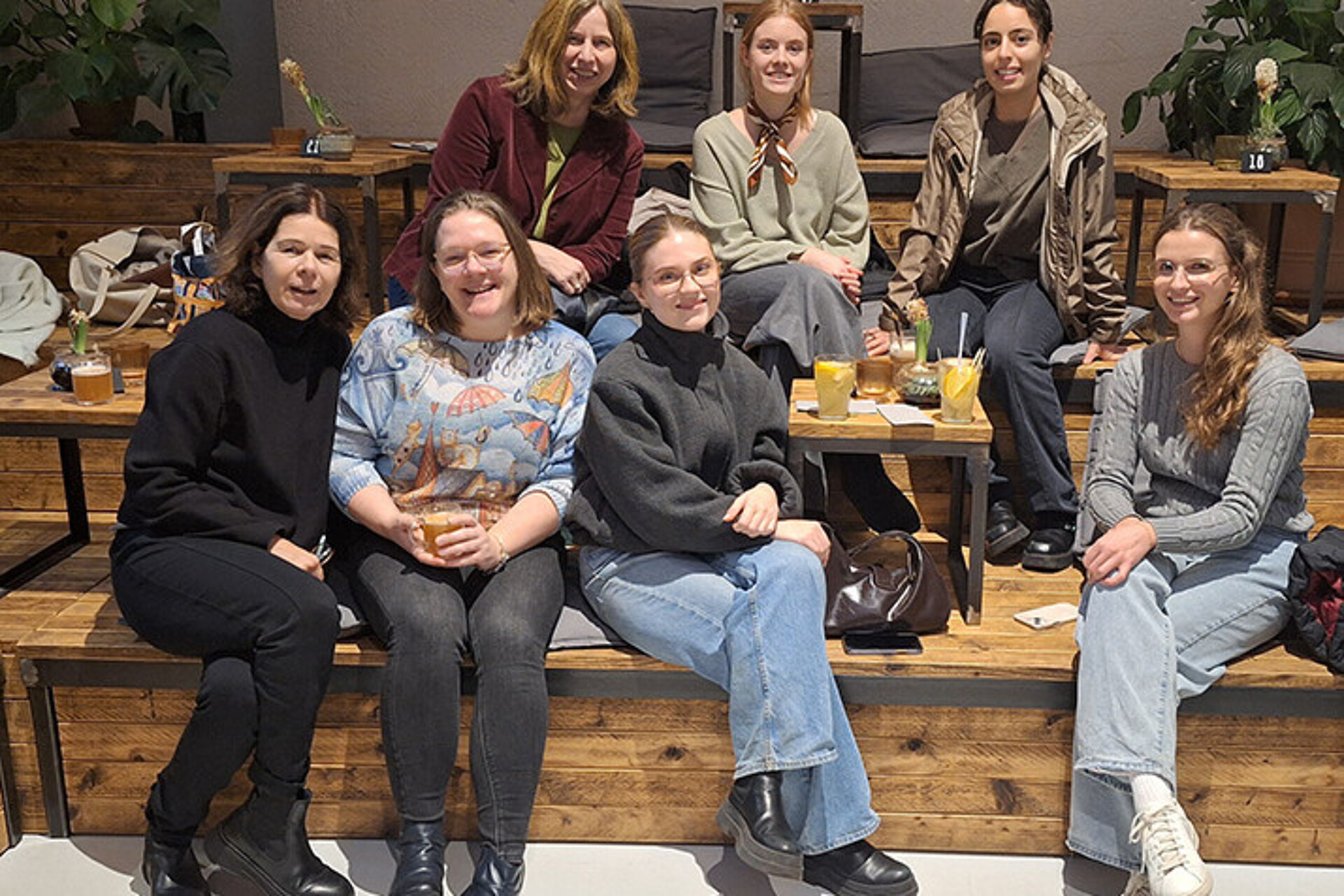 
                                                Nach der Gruppenführung durch die Ausstellung wird über die Ausstellung diskutiert. Dafür ist die Gruppe ins Torhaus-Cafe des Museums gewechselt. 
                                            