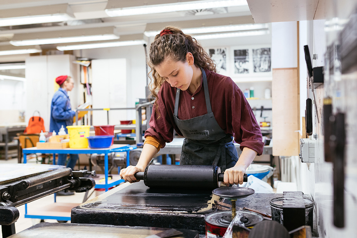 Studierende der Fakultät Design, Medien und Information in den Druckwerkstätten