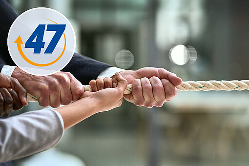 
                Vier Hände ziehen wie beim Tauziehen an einem Ende eines Seils.
            