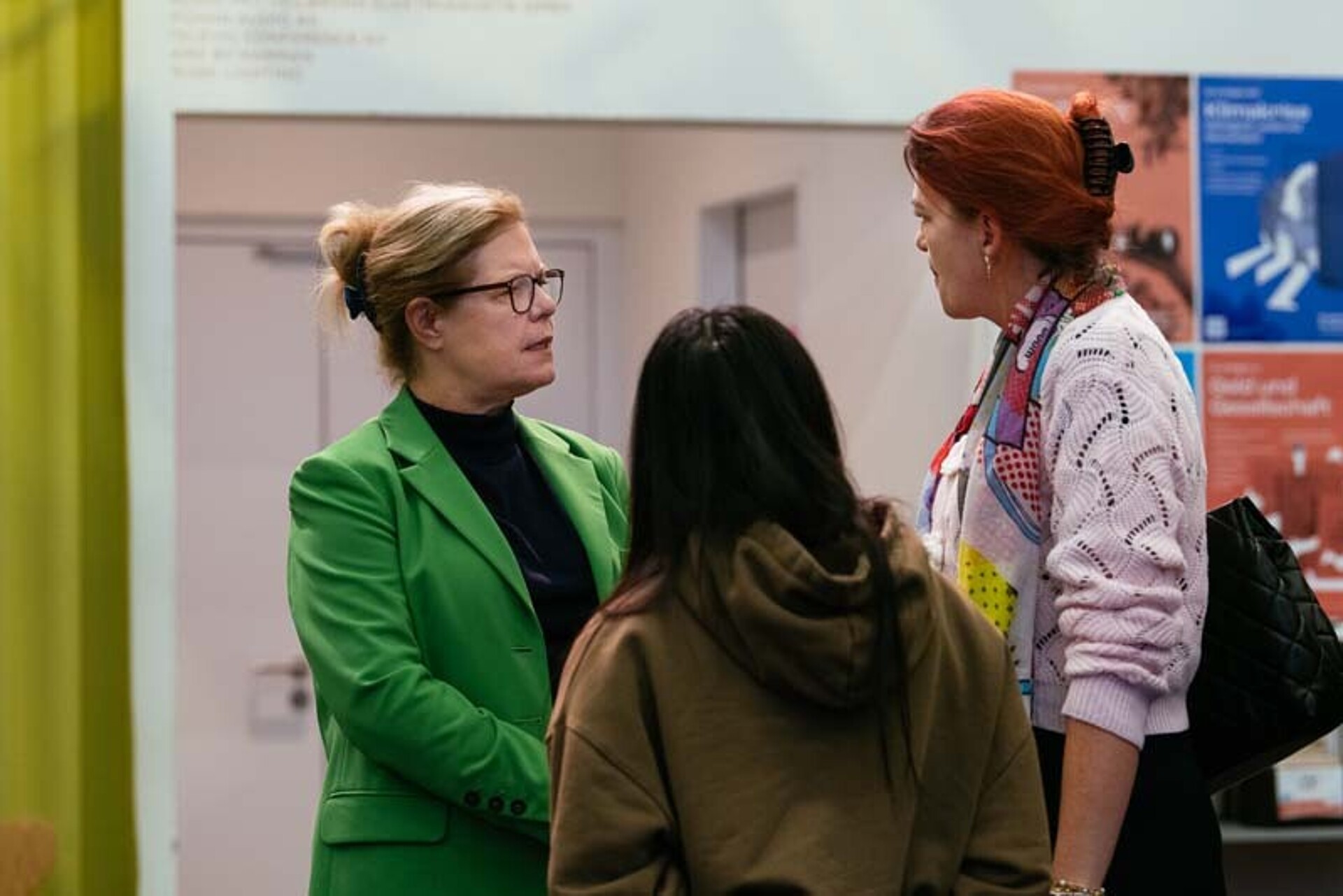 
                                                Die Präsidentin spricht mit Steffi Grimme
                                            